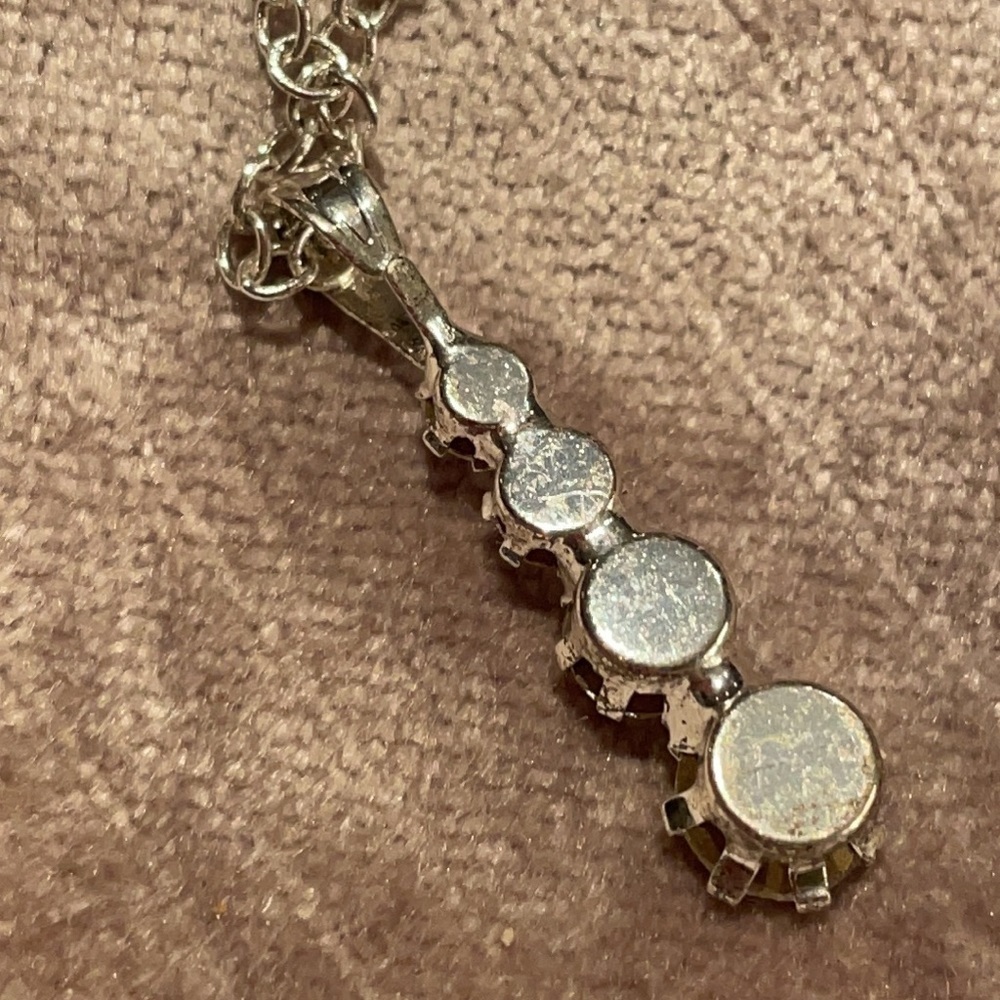 4 Rhinestones Drop Necklace - Picture 3 of 7